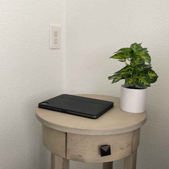 iPad Pro - Picture 3 of 3